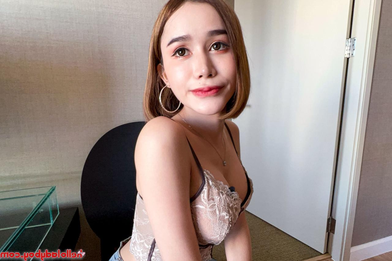 20P 素敵なブルネットの美女がジーンズを履いた大きなお尻を披露してハメ撮りフェラをする