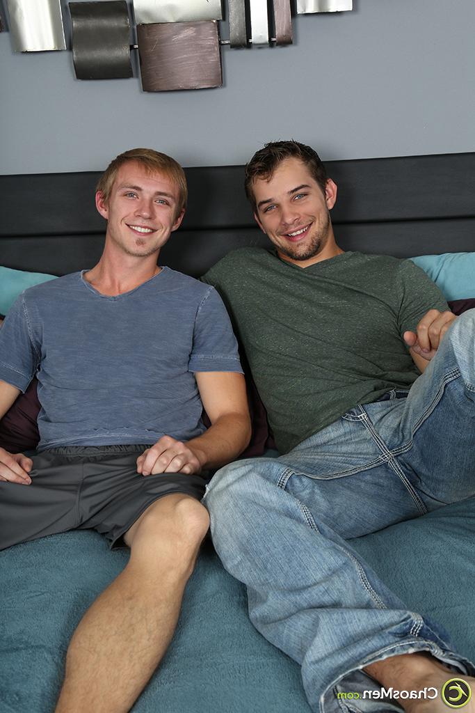 20P Los gays cachondos Zarek y Glenn se prueban la polla en la cama