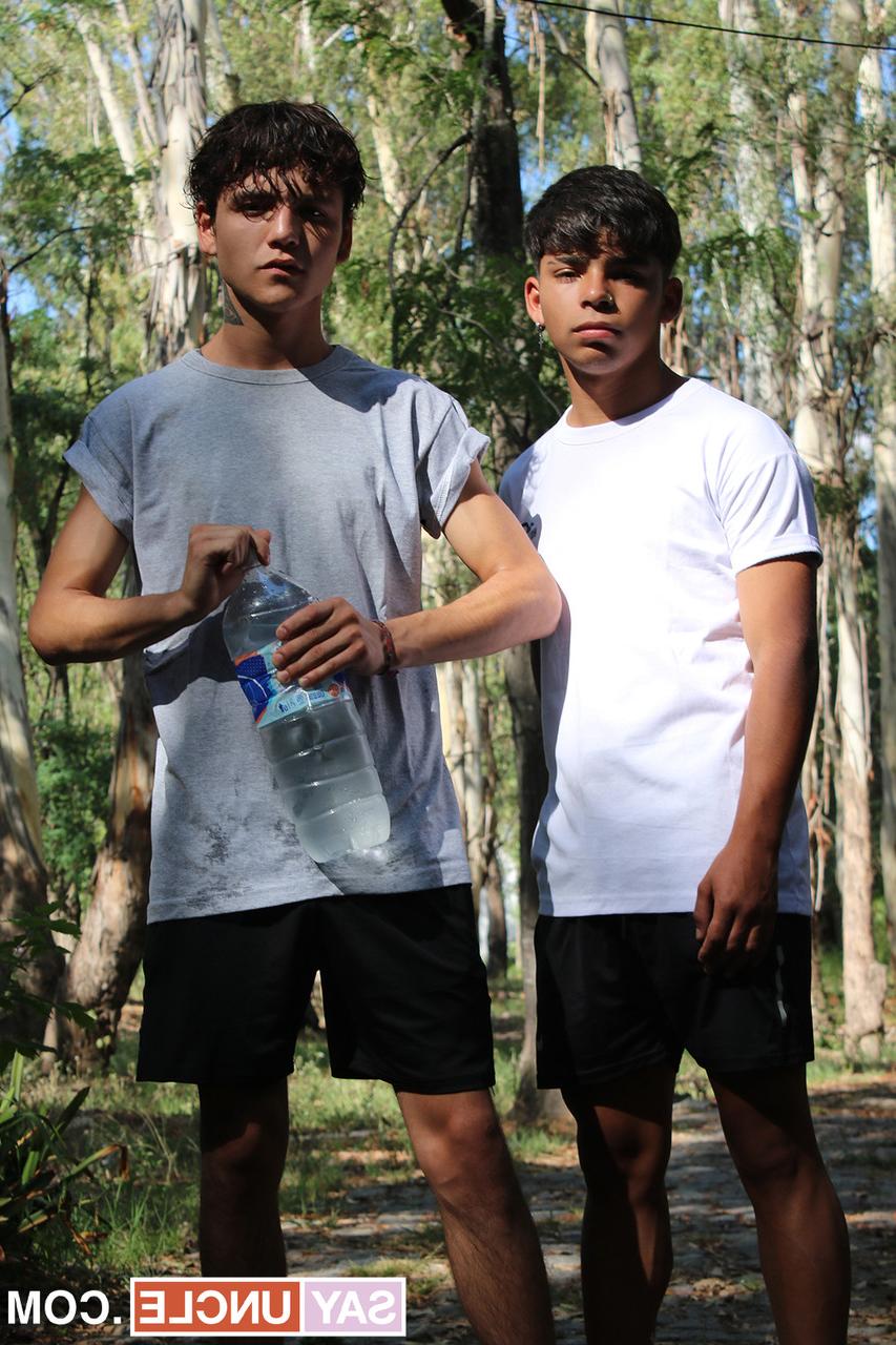 15P Twinks Glenn Hut, Leonel Russell & Gavin Becerra have an outdoor anal 3some