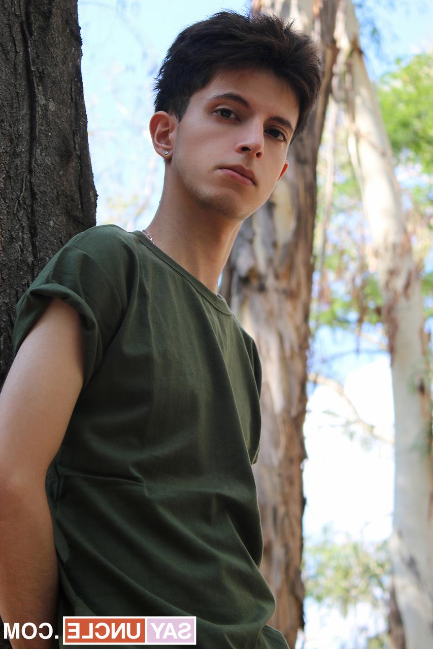 15P Twinks Glenn Hut, Leonel Russell & Gavin Becerra have an outdoor anal 3some