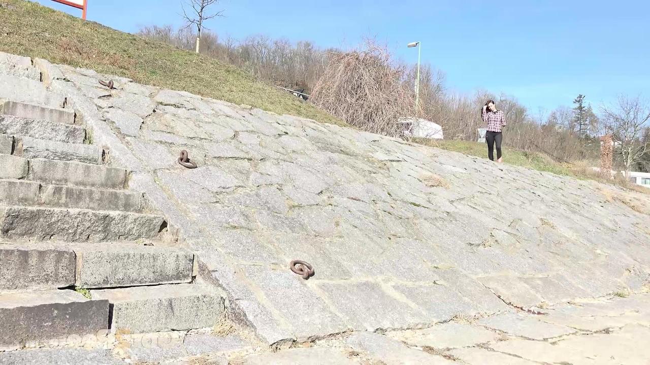 15P A garota caucasiana Antonia Sainz faz uma pausa para fazer xixi em uma escadaria de pedra