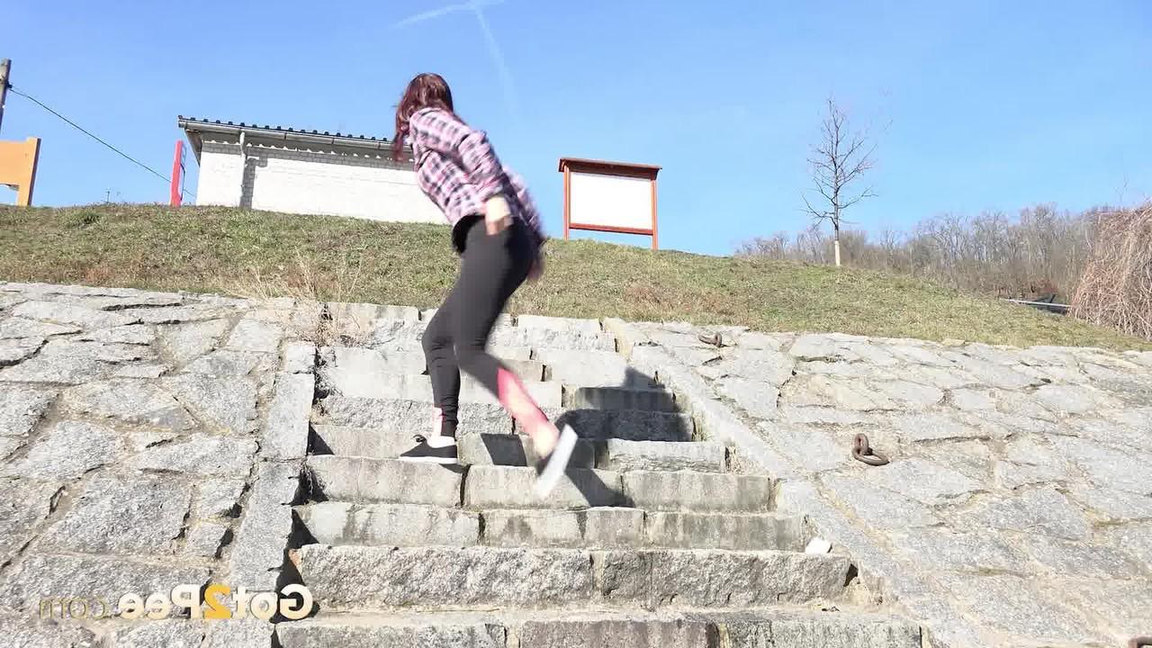 15P A garota caucasiana Antonia Sainz faz uma pausa para fazer xixi em uma escadaria de pedra