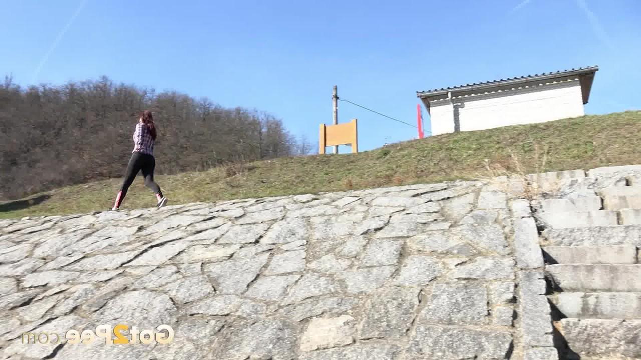 15P A garota caucasiana Antonia Sainz faz uma pausa para fazer xixi em uma escadaria de pedra