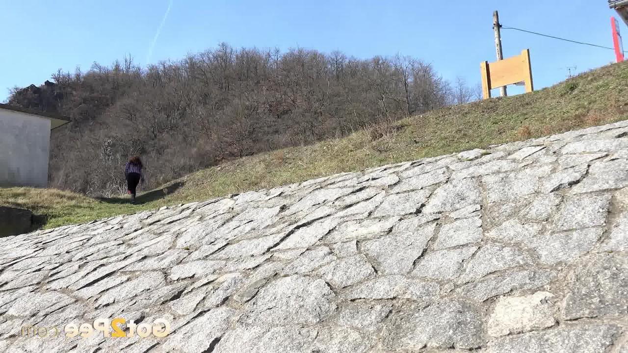 15P A garota caucasiana Antonia Sainz faz uma pausa para fazer xixi em uma escadaria de pedra