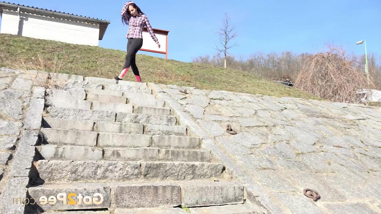 15P A garota caucasiana Antonia Sainz faz uma pausa para fazer xixi em uma escadaria de pedra