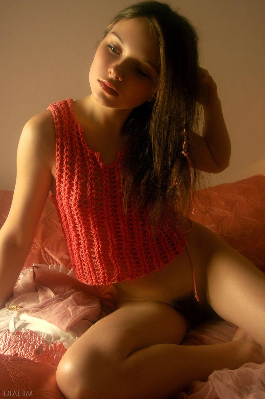 20P A linda adolescente morena Anna S brinca com sua buceta peluda e peitos pequenos