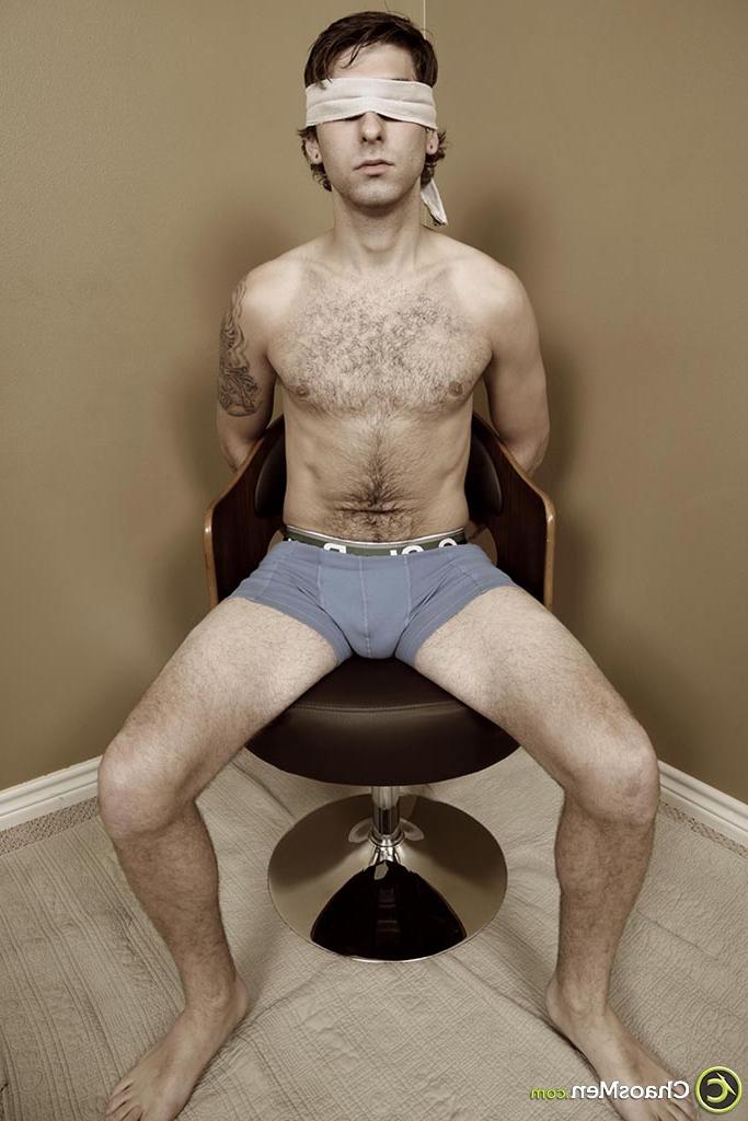 20P O moreno gay amarrado e vendado Baker tem seu pau chupado até gozar