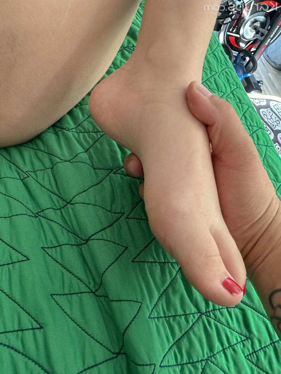 20P La jeune amatrice Selina Imai fait une superbe pipe avant de se faire défoncer.