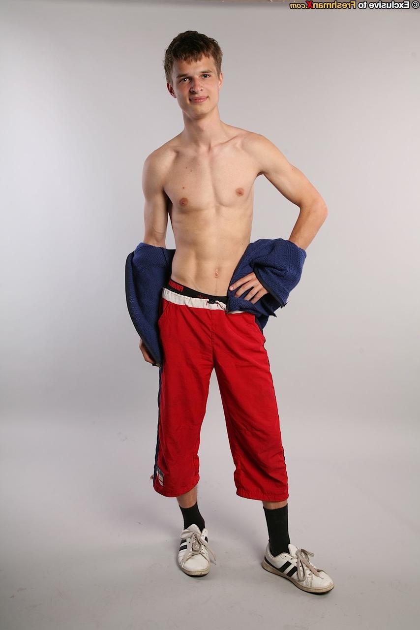 20P El atleta gay Gary se quita el uniforme y se acaricia la polla dura como una roca