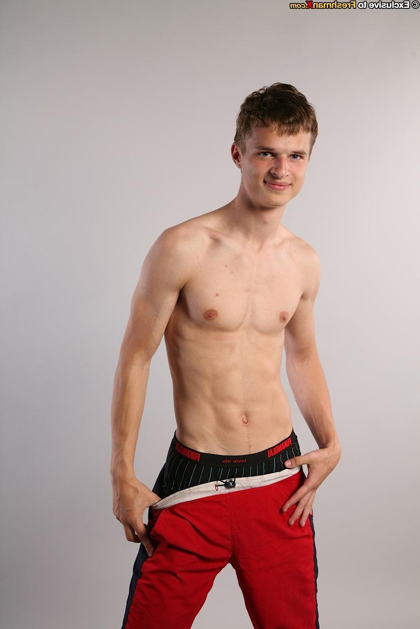 20P El atleta gay Gary se quita el uniforme y se acaricia la polla dura como una roca