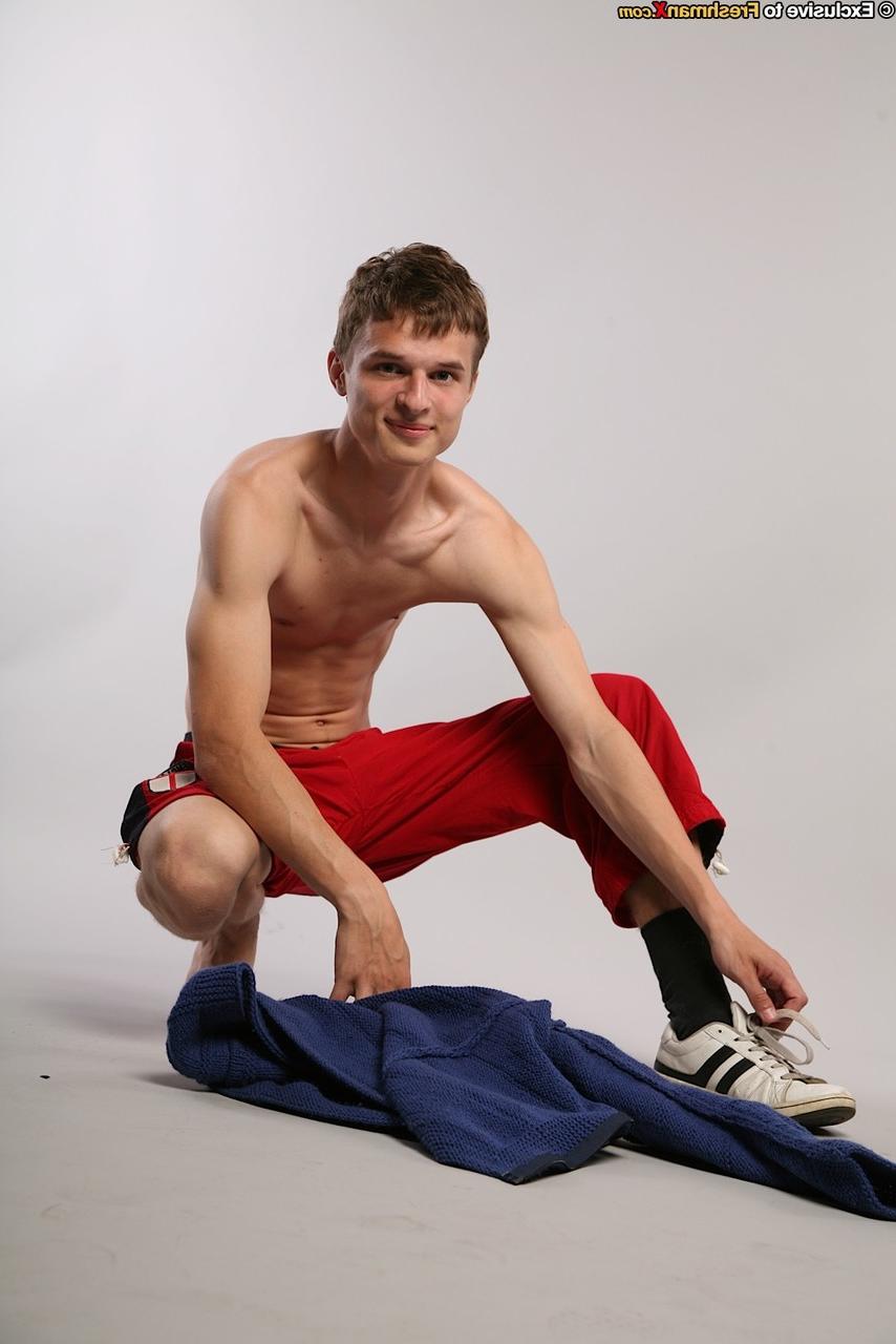 20P El atleta gay Gary se quita el uniforme y se acaricia la polla dura como una roca