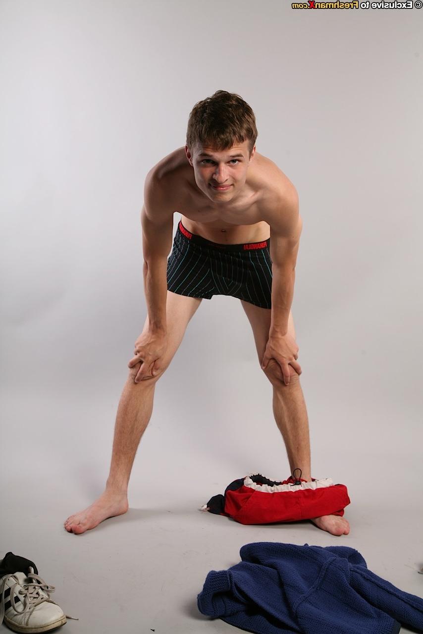 20P El atleta gay Gary se quita el uniforme y se acaricia la polla dura como una roca