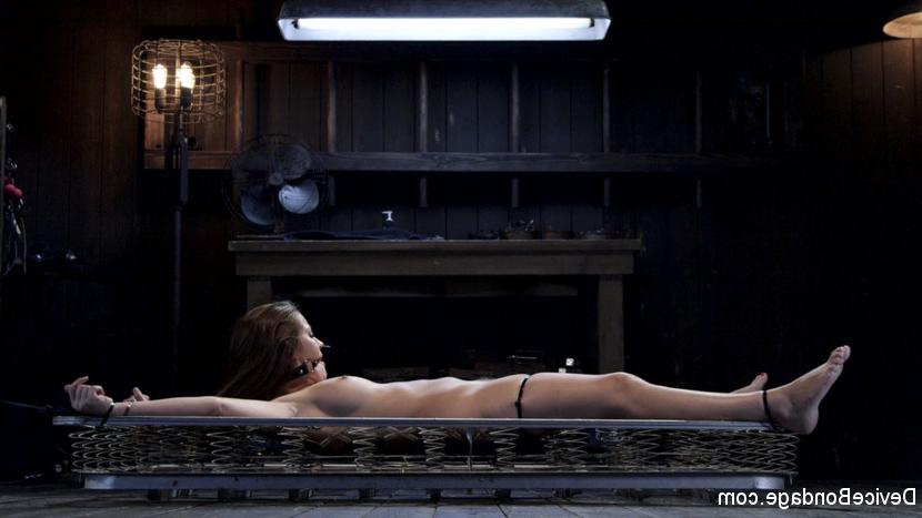 15P Zurückhaltendes weißes Mädchen wird gegen ihre Wünsche penetriert und masturbiert