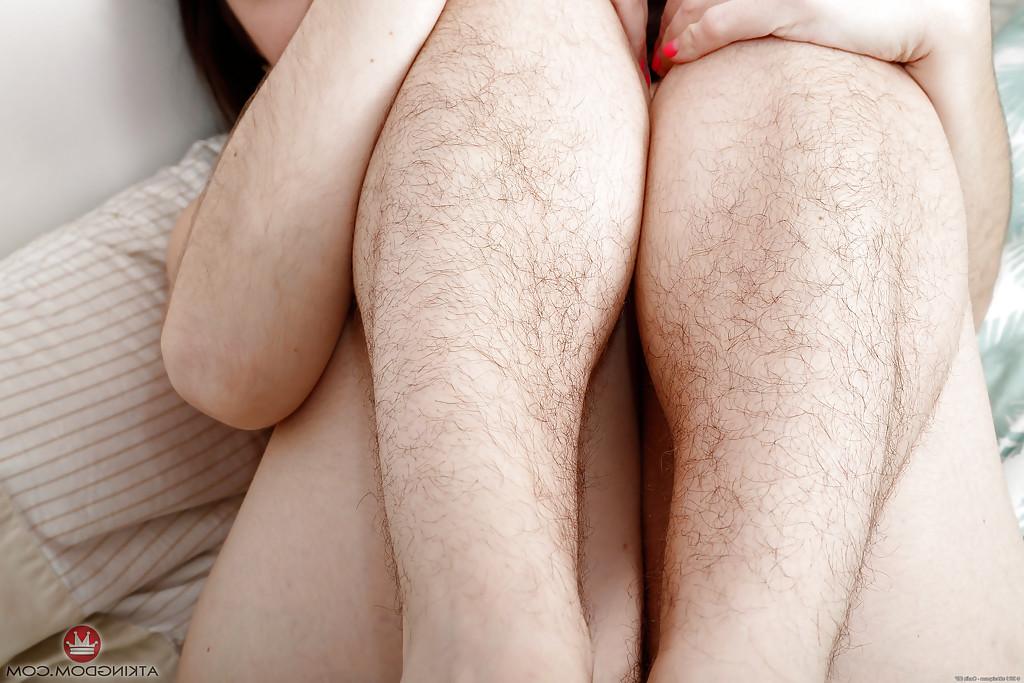 16P Die behaarte dunkelhaarige Mutter Simone Delilah dehnt ihre haarige Vagina weit auf