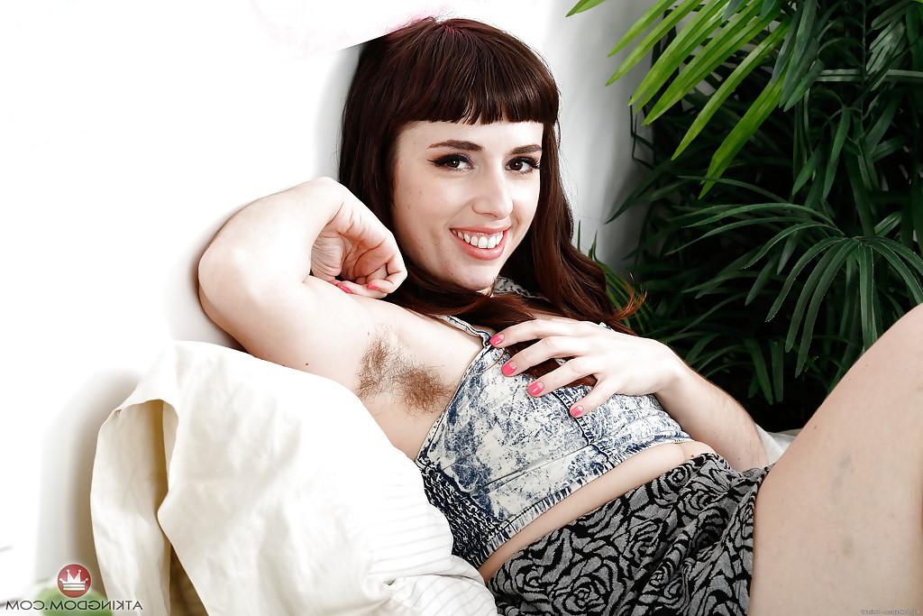 16P Die behaarte dunkelhaarige Mutter Simone Delilah dehnt ihre haarige Vagina weit auf