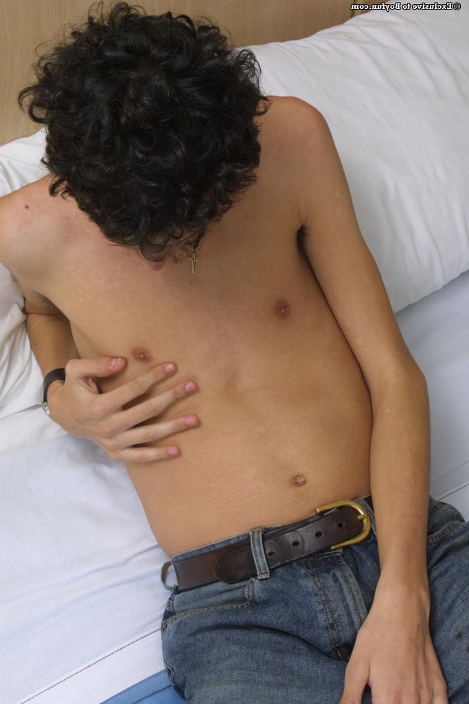 20P O lindo gay Evan 1 mostra seu pau peludo de perto enquanto se masturba