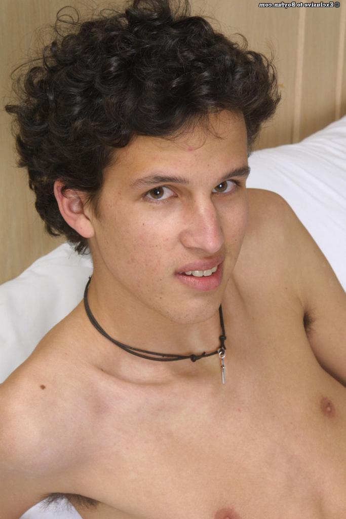 20P O lindo gay Evan 1 mostra seu pau peludo de perto enquanto se masturba