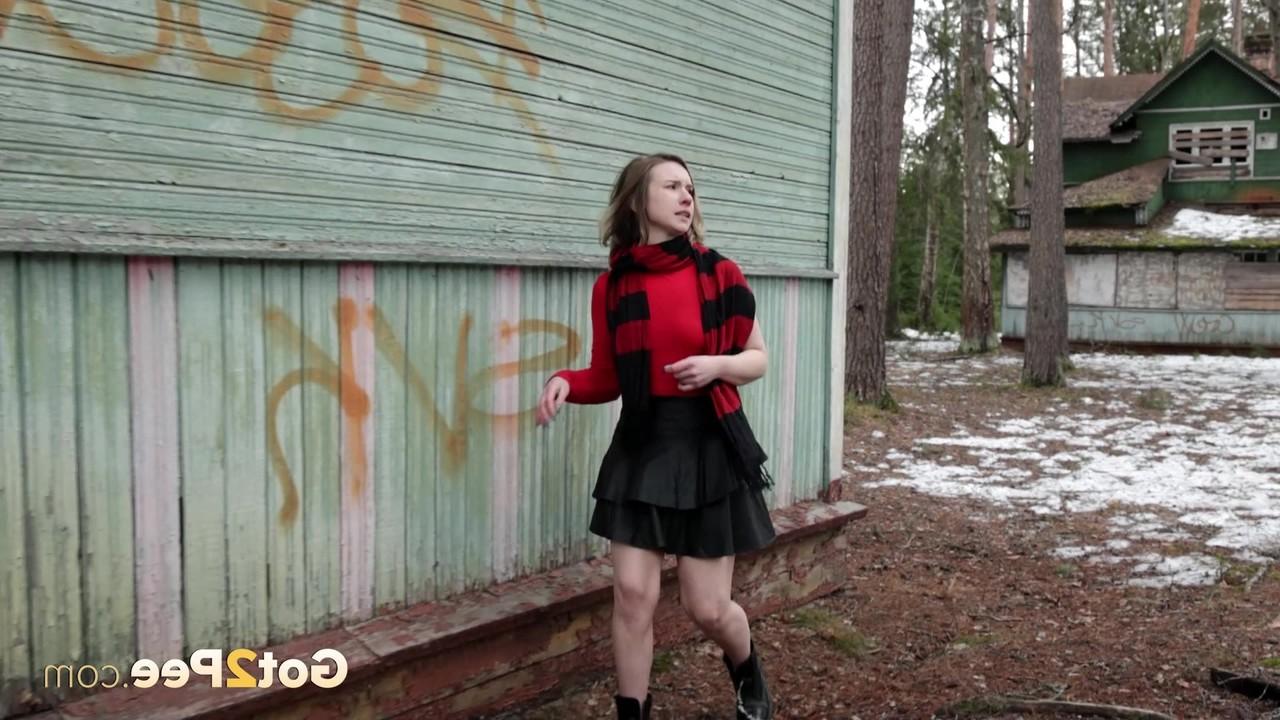 15P La chica blanca Alice Klay muestra su coño afeitado mientras hace un pis muy necesario