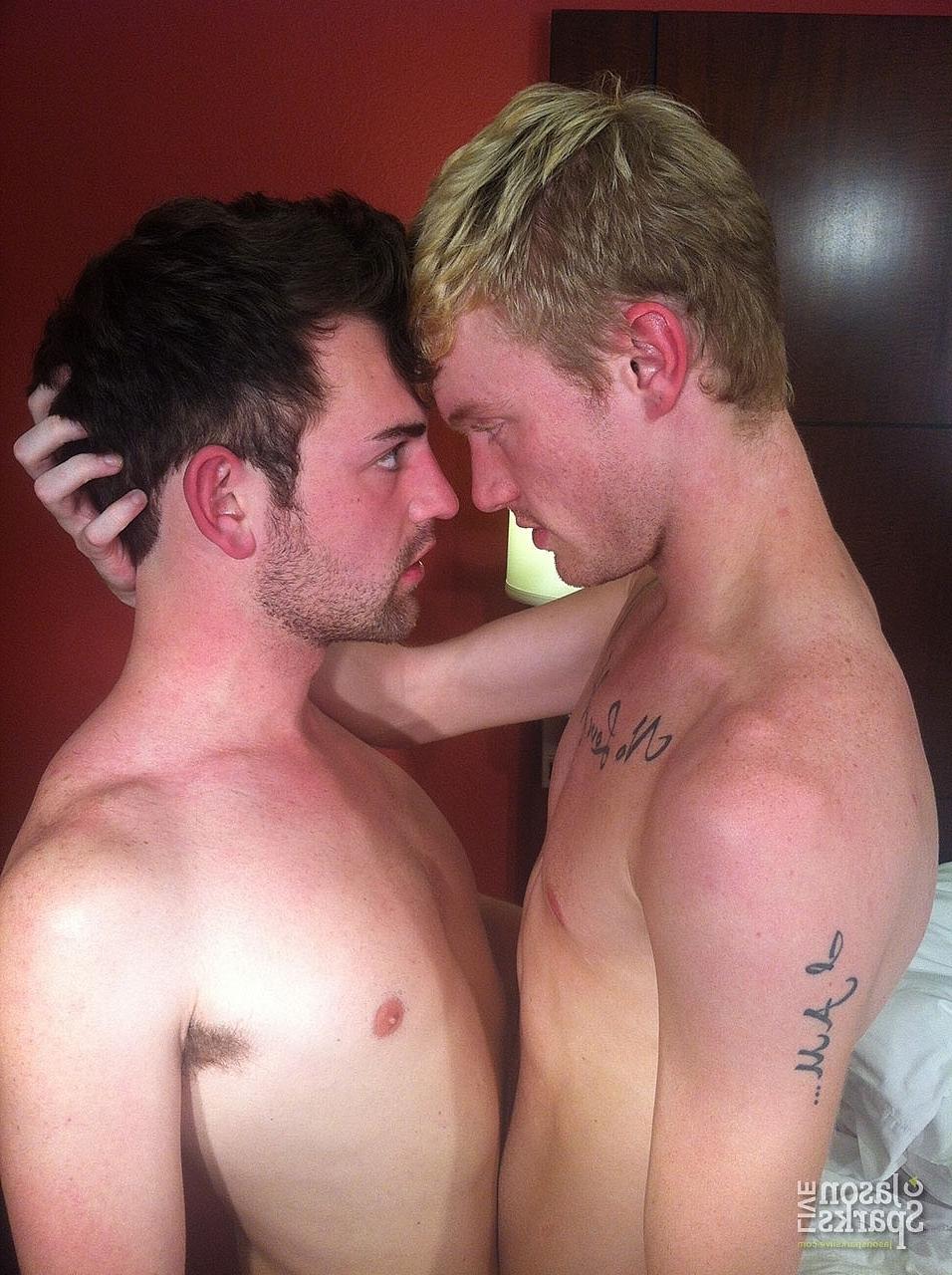 20P Os ninfas gays Kip Ryker e Max Powers se envolvem em ação de sexo anal sem camisinha