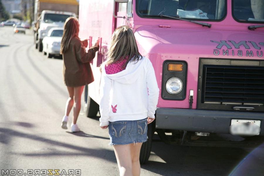 20P Chicas malas deambulan por la ciudad con gafas de sol buscando lugares para mostrarse