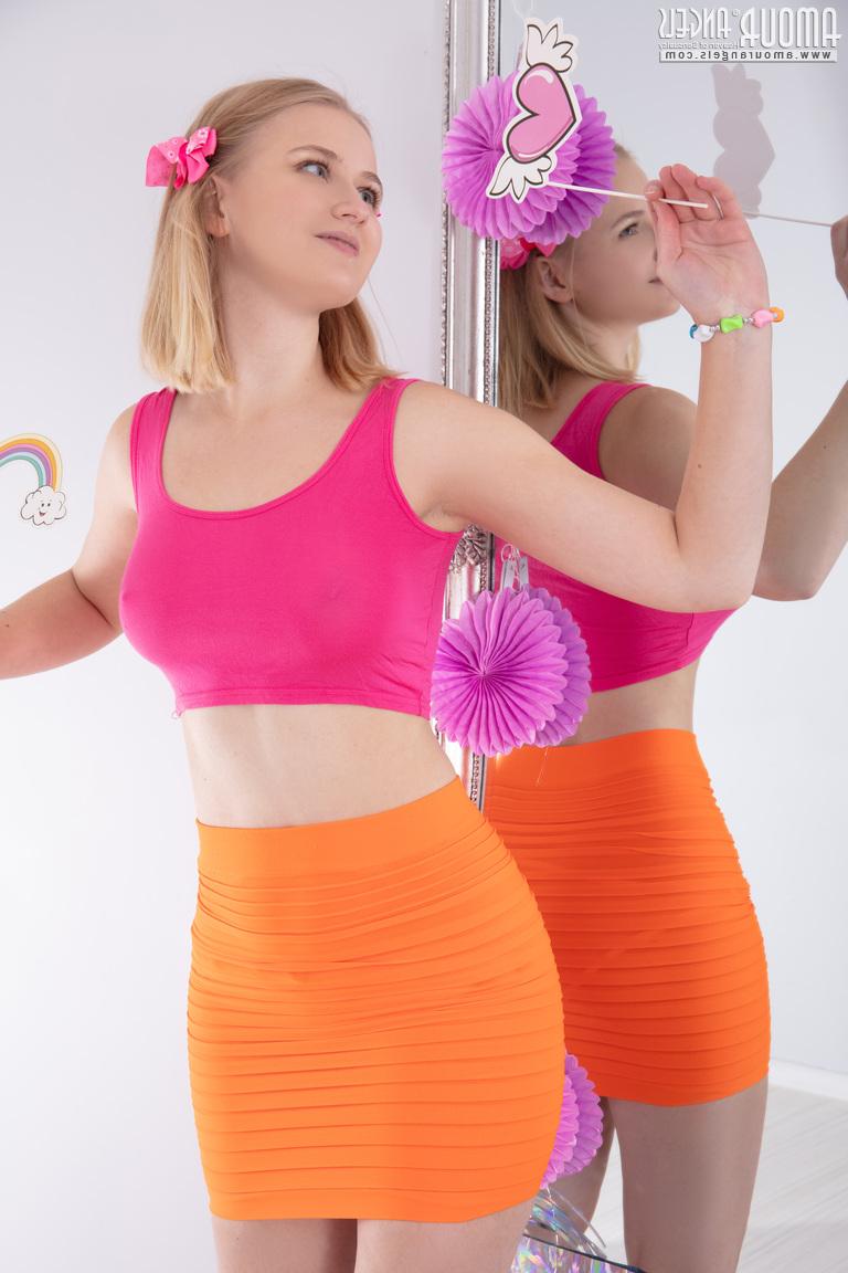 20P La dulce joven rubia Leane muestra su gran cuerpo frente a un espejo