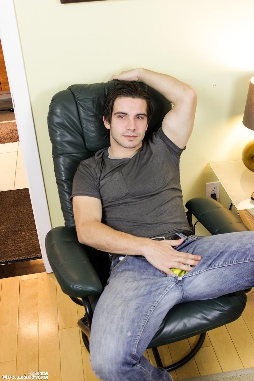 15P O lindo garanhão gay canadense Mattice LeRock tira a roupa e se masturba