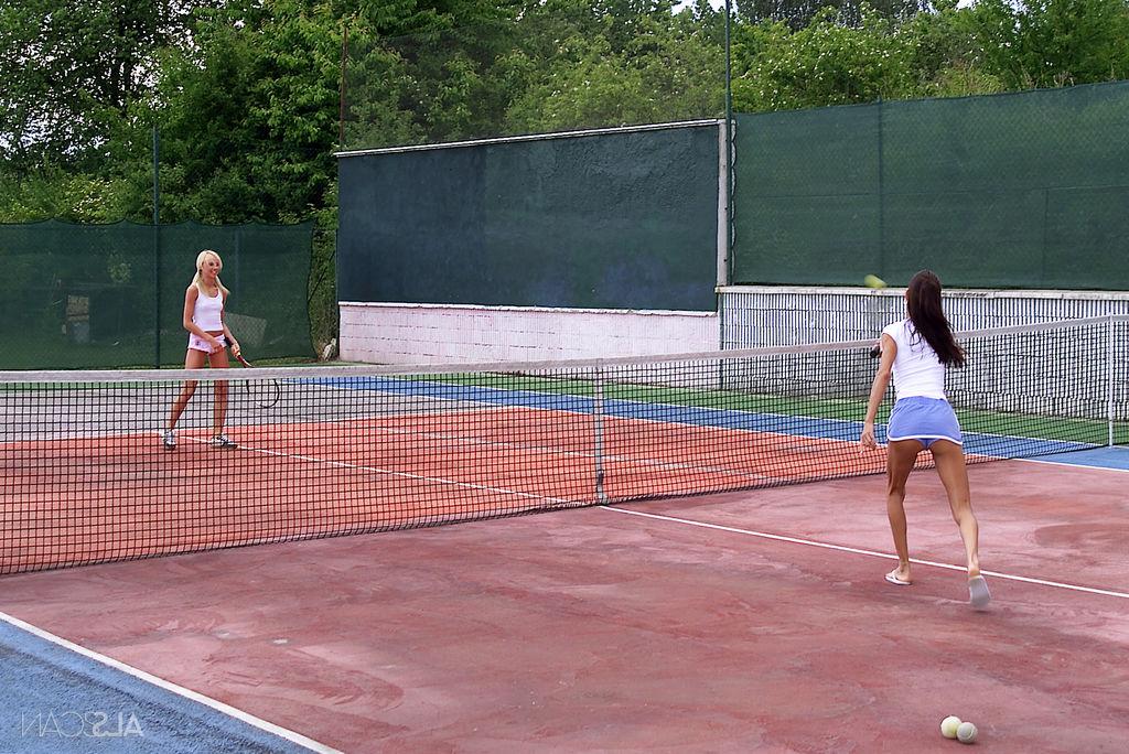 16P Des filles lesbiennes font l'amour sur un court de tennis après s'être déshabillées pendant un match