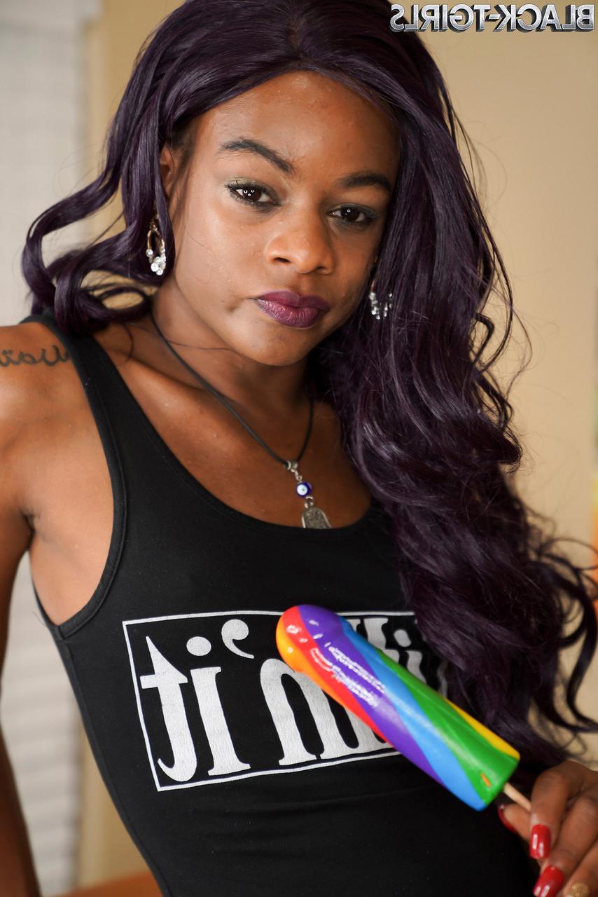 16P A atraente travesti de ébano Cleopatra Blacc tira a roupa e revela sua BBC e bunda grande