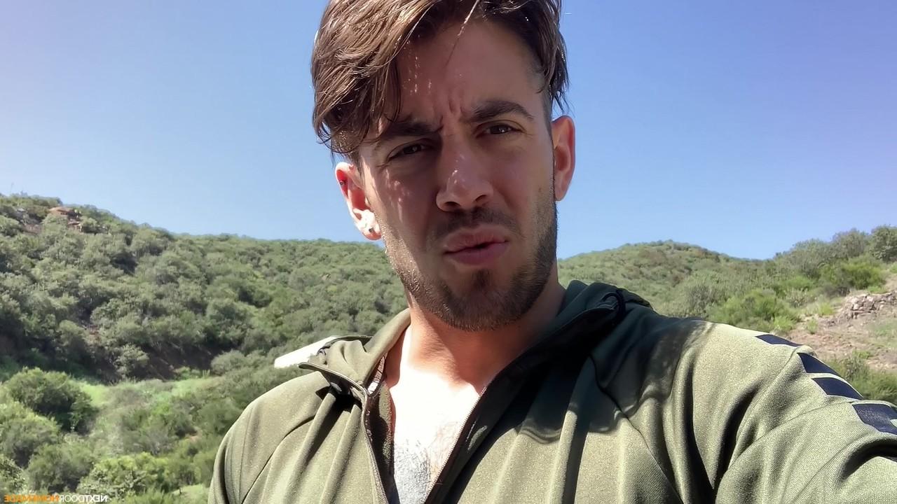 20P O lindo garanhão Dante Colle senta em seu carro para uma sessão de masturbação quente