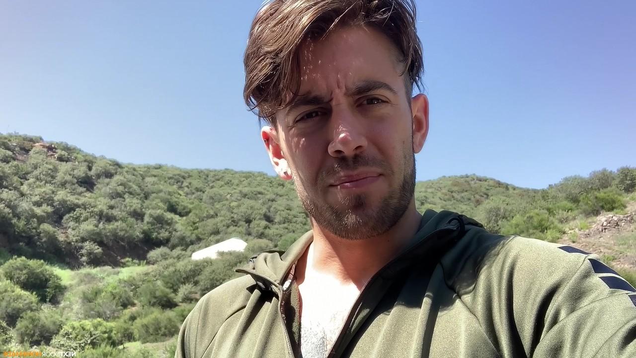 20P O lindo garanhão Dante Colle senta em seu carro para uma sessão de masturbação quente