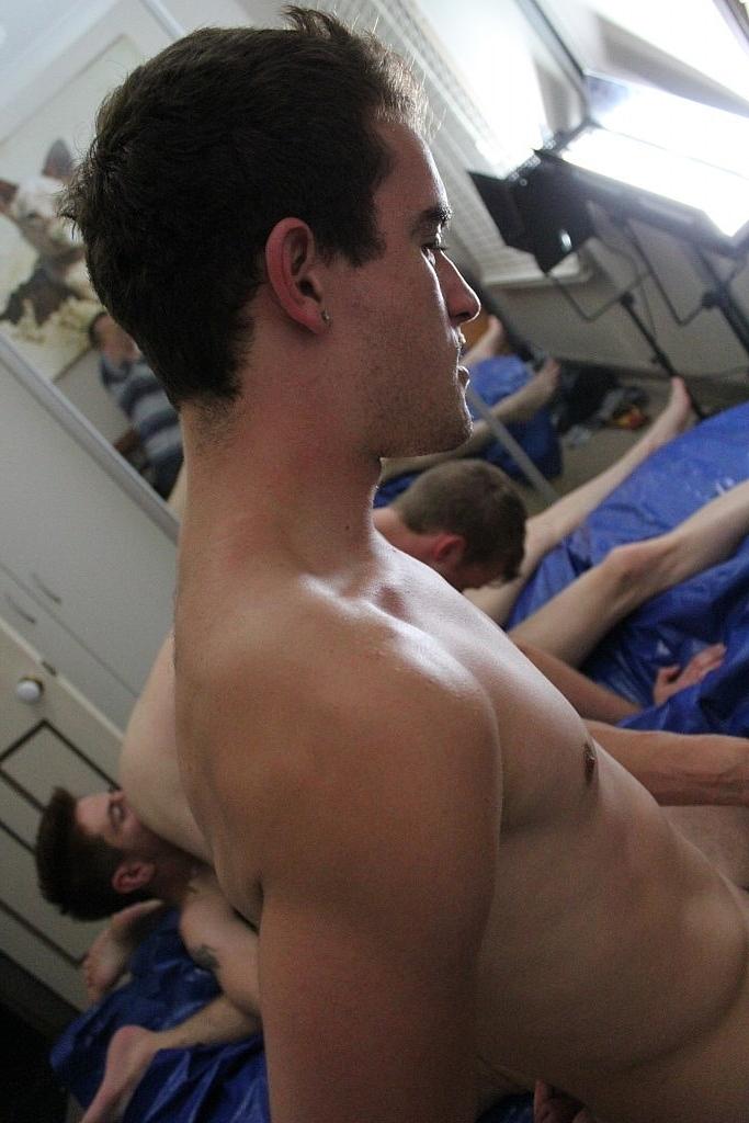 20P Des amis gays coquins se câlinent avant de s'enfoncer dans un quatuor dans la chambre