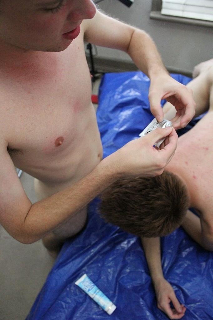 20P Des amis gays coquins se câlinent avant de s'enfoncer dans un quatuor dans la chambre