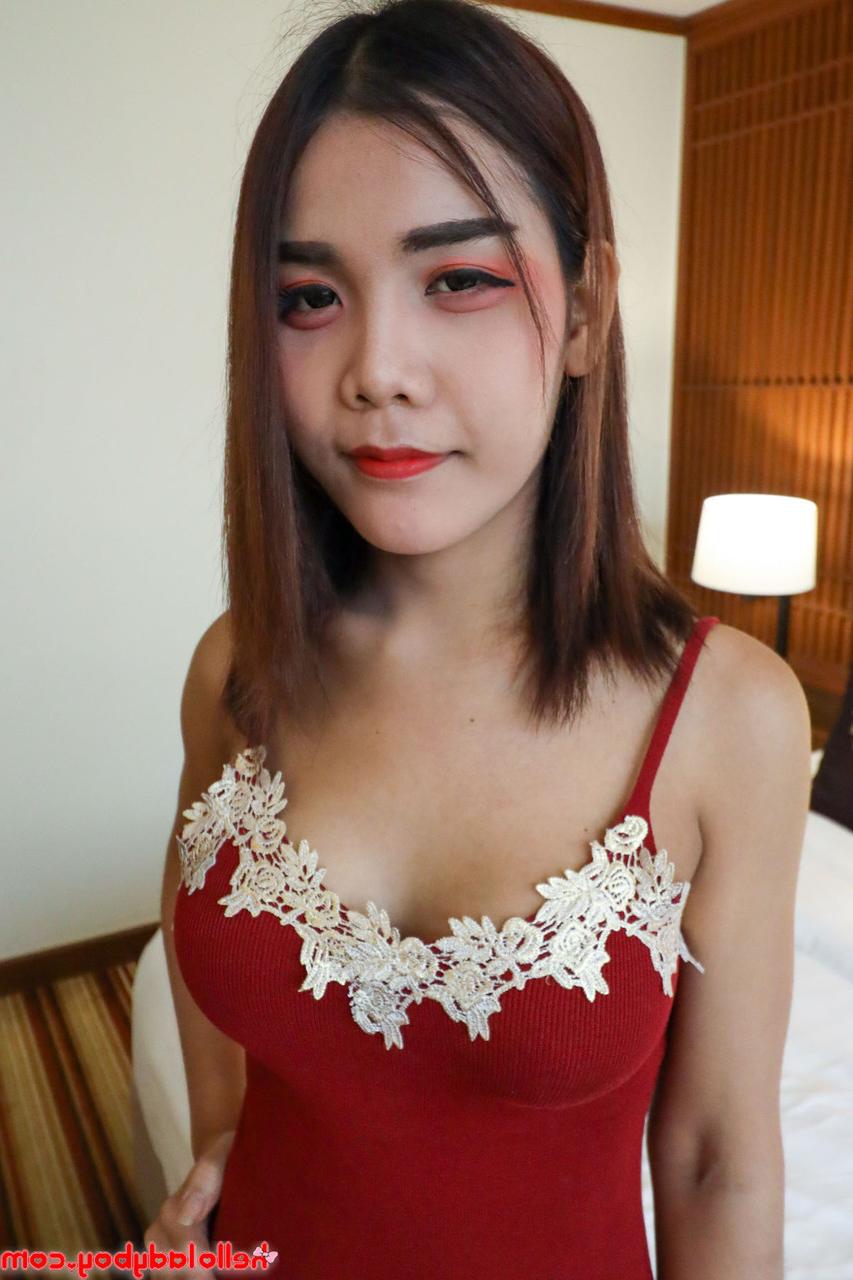 20P Schönes asiatisches Babe zeigt ihre perfekten Titten und gibt einen heißen Blowjob