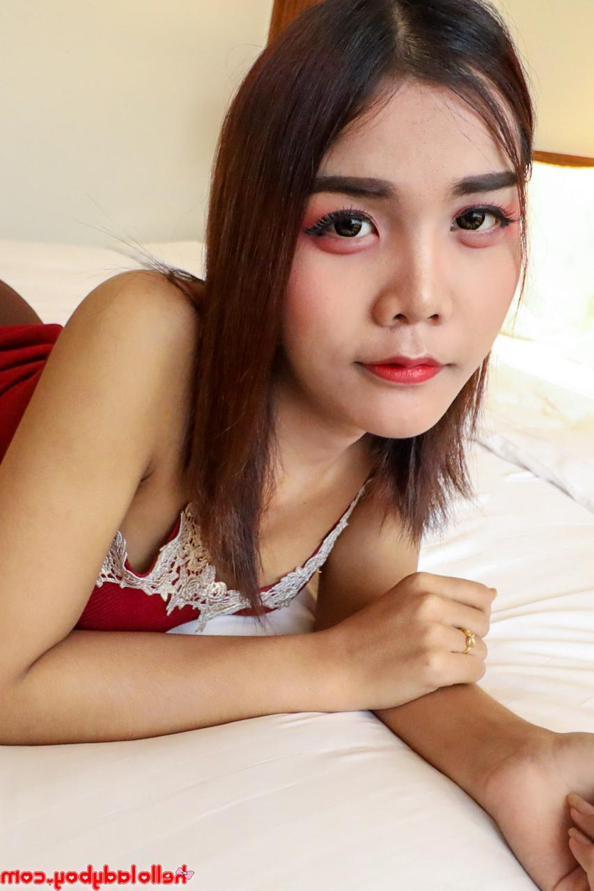 20P Schönes asiatisches Babe zeigt ihre perfekten Titten und gibt einen heißen Blowjob