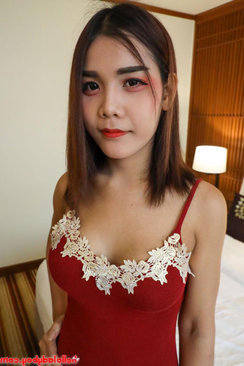 20P Schönes asiatisches Babe zeigt ihre perfekten Titten und gibt einen heißen Blowjob