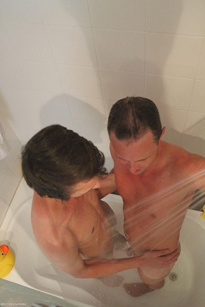 20P Os amadores gays magros Jasper Feeder e Kyle Jock se despem e transam no chuveiro