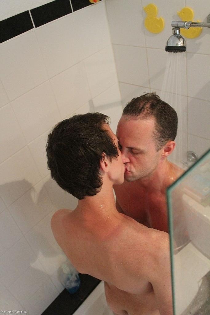 20P Os amadores gays magros Jasper Feeder e Kyle Jock se despem e transam no chuveiro