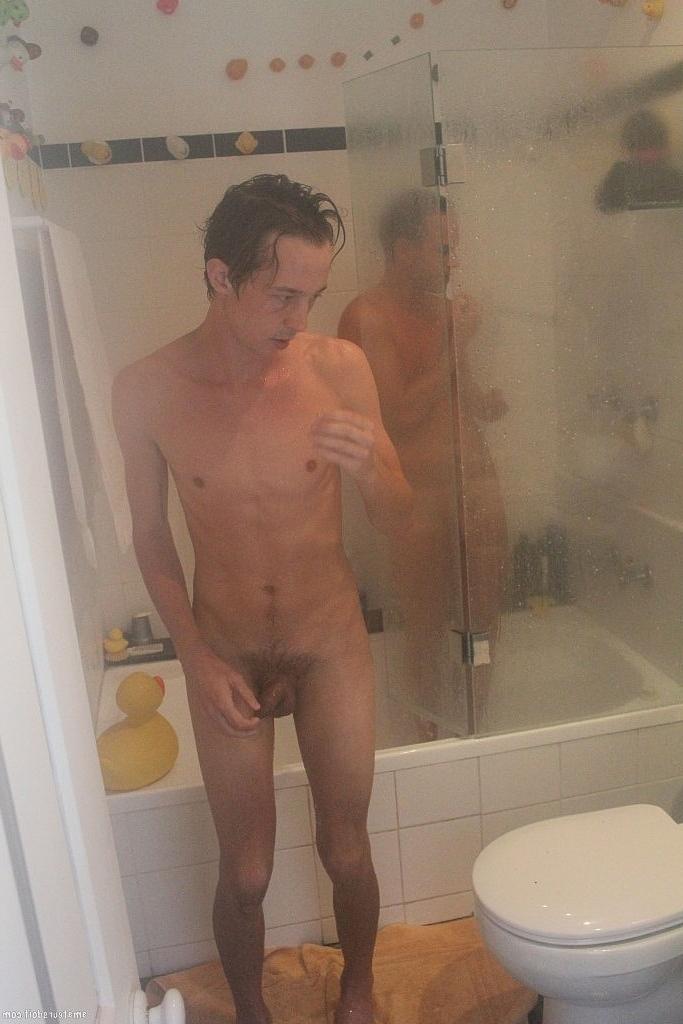 20P Os amadores gays magros Jasper Feeder e Kyle Jock se despem e transam no chuveiro