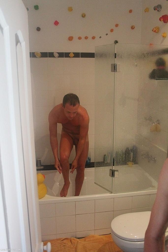 20P Os amadores gays magros Jasper Feeder e Kyle Jock se despem e transam no chuveiro