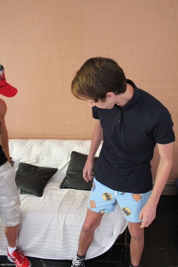 20P Os amadores gays magros Jasper Feeder e Kyle Jock se despem e transam no chuveiro