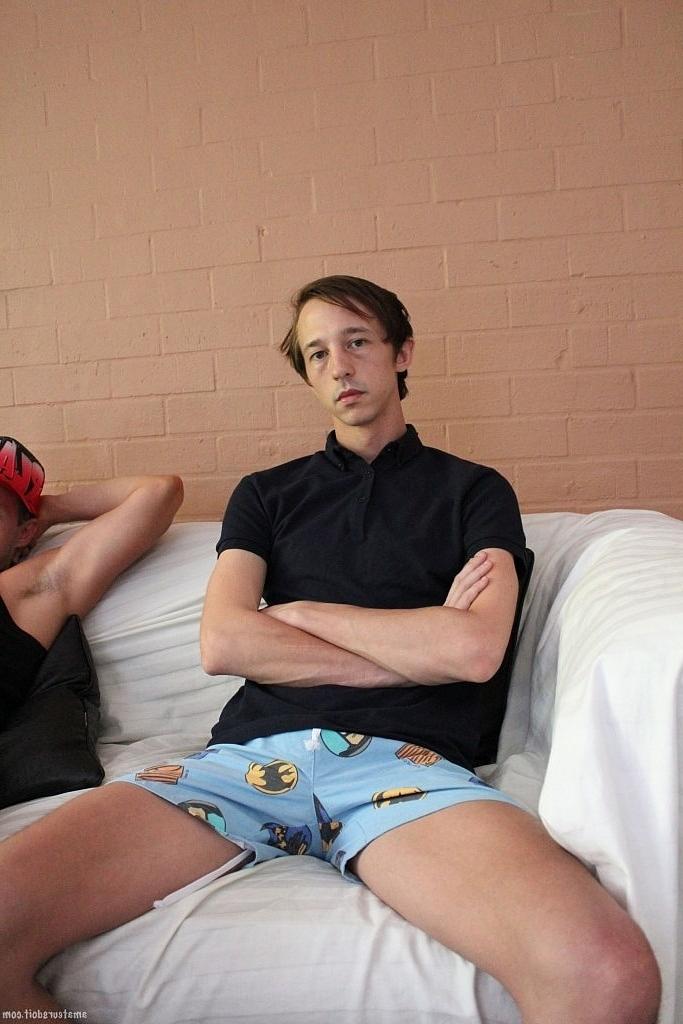 20P Os amadores gays magros Jasper Feeder e Kyle Jock se despem e transam no chuveiro