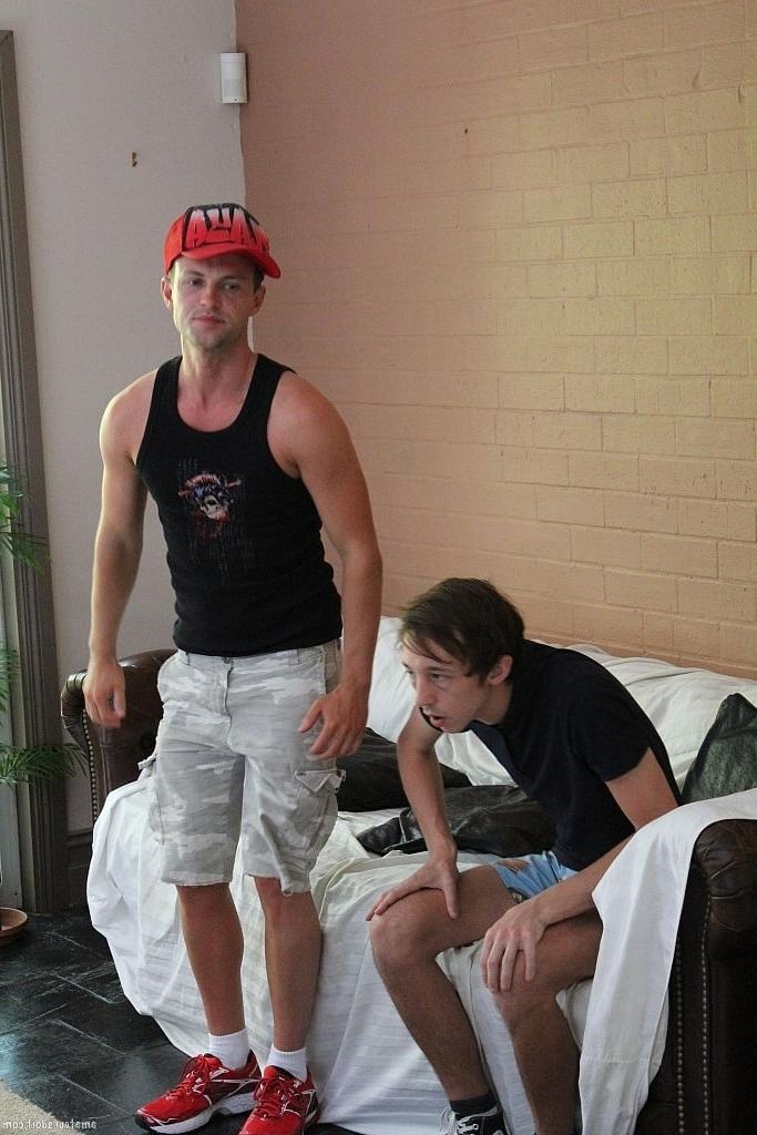 20P Os amadores gays magros Jasper Feeder e Kyle Jock se despem e transam no chuveiro