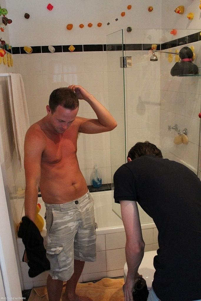 20P Os amadores gays magros Jasper Feeder e Kyle Jock se despem e transam no chuveiro