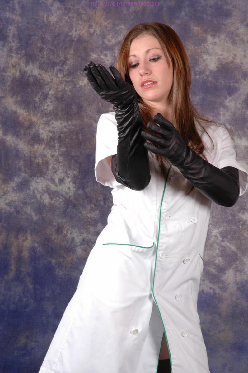 15P La enfermera caliente sophie expone sus medias con largos guantes de cuero negro