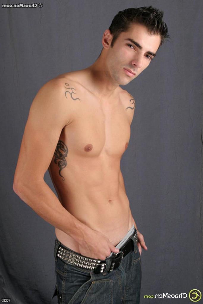 20P O gay excêntrico Jerry Knight puxa seu pau grande e posa no sofá