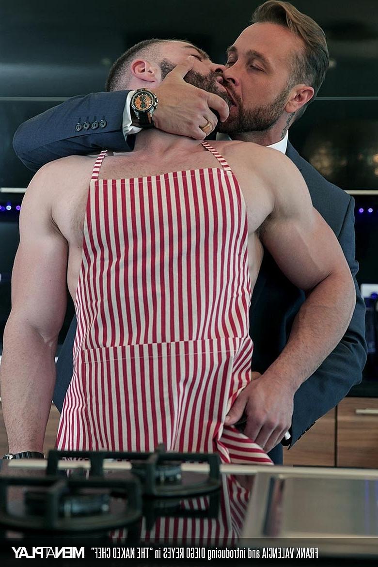 17P Los sexys gays barbudos Diego Reyes y Frank Valencia follan duro en la cocina