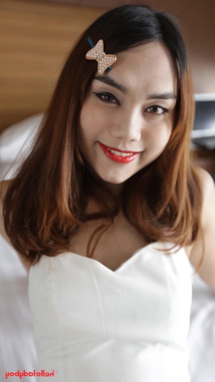 20P Travesti asiática gostosa com batom vermelho dá um BJ desleixado e gosta de uma foda anal