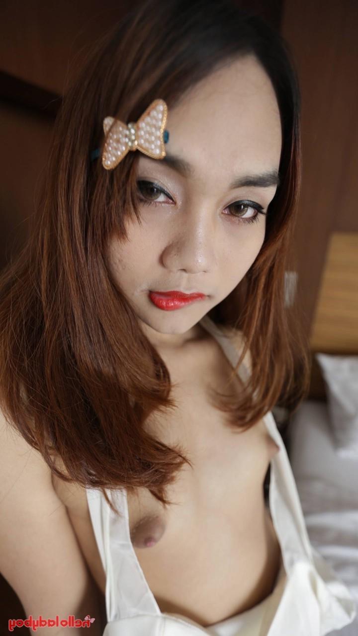 20P Travesti asiática gostosa com batom vermelho dá um BJ desleixado e gosta de uma foda anal