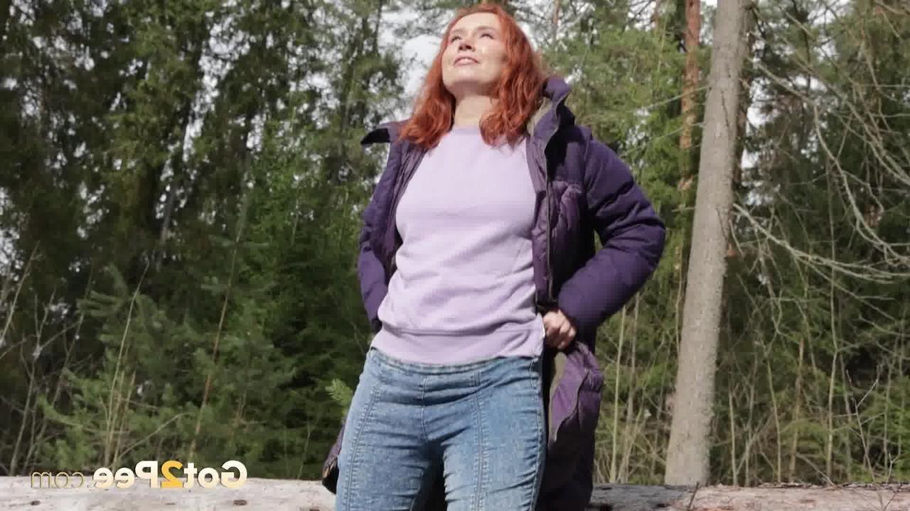 15P A ruiva natural Nikky B faz xixi muito necessário enquanto está na floresta