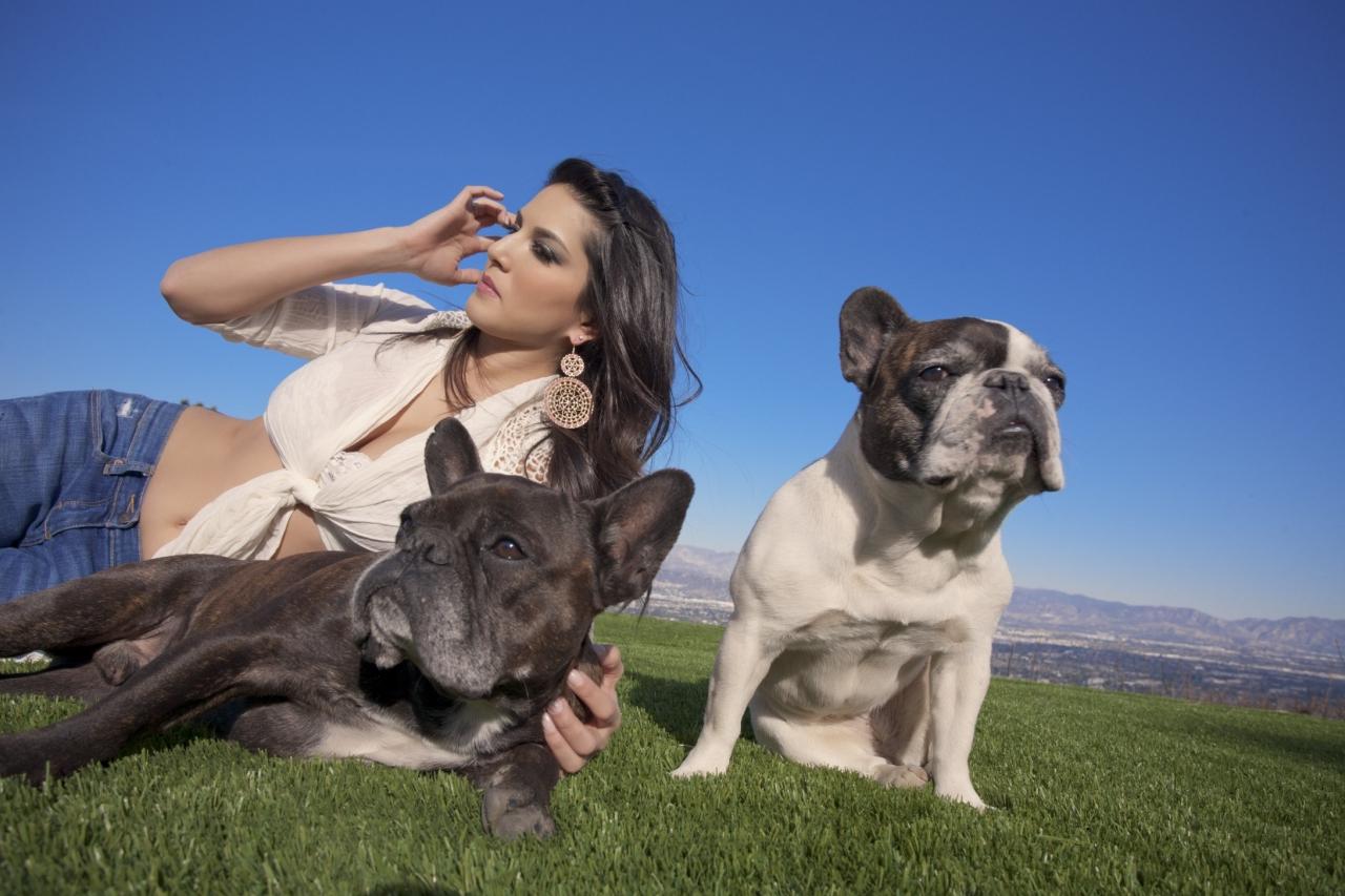 17P Boneca morena fofa e sexy Sunny Leone posa ao ar livre em jeans apertados